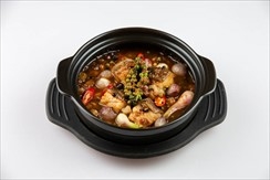 Simmered black king fish with pork belly and green pepper in clay pot