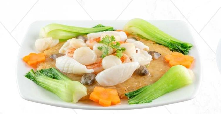 Stir-fried crispy fresh noodles with seafood