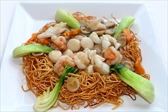 Жареная хрустящая свежая лапша с морепродуктами