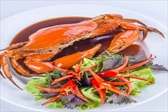 Обжареное крабовое мясо, крабовая икра или голубой краб с соусом тамаринда