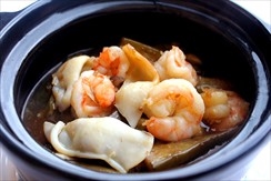 Тушёные морепродукты с баклажанами в глиняном горшочке