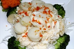 Обжаренный морской гребешок, крабовое мясо с белым яйцом на брокколи