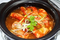 Жареная на медленном огне чёрная рыба-король или окунь с зелёным перцем в глиняном горшочке