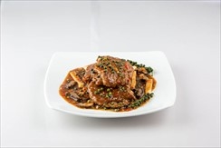 Fried beef fillet topped with pepper sauce