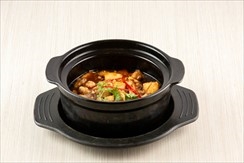 Thịt đùi gà, cá mặn, đậu phụ om nồi đất