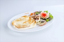 Высушенный на солнце кальмар на гриле с зелёным перцем чили и солью