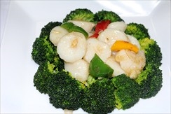 Жареное брокколи с морскими гребешками