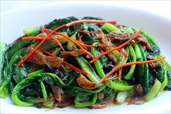 Жареная рыба с солёным чёрным горохом и листьями салата