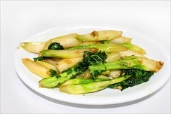 Жареный Гонконгский овощ Кайлан с чесноком / Кайлан с чесноком