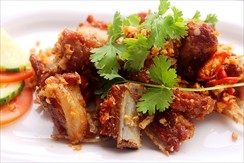 Обжареные свиные рёбрышки с чесноком