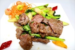 Oбжареное филе говядины с капустой из Гонконга