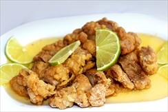 Хорошо прожаренная курица с лимонным соусом