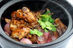 Тушёная курица в глиняном горшочке