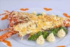 Запечёный лобстер (омар) со сливками и сыром в стиле Коста