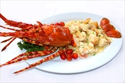 Обжаренный лобстер (омар) с жёлтой яичной лапшой в специальном соусе