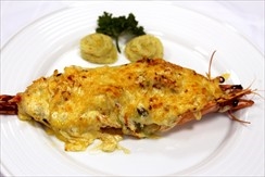 Запечёная большая тигровая креветка со сливками и сыром (1 шт.)