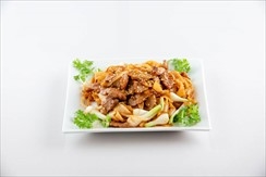 Stir-fried soft fresh noodles with beef