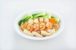 Stir-fried soft yellow egg noodles with seafood